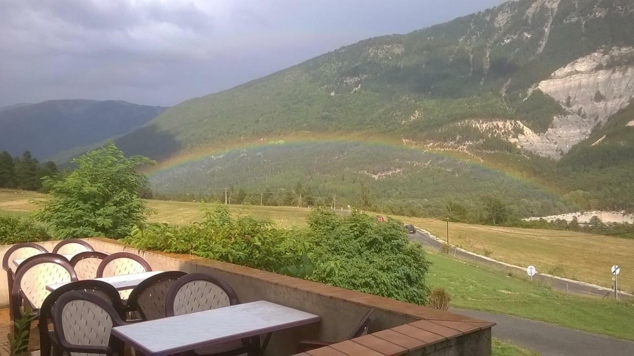 Mas Du Colombier Acomodação com café da manhã Saint-André-les-Alpes Exterior foto